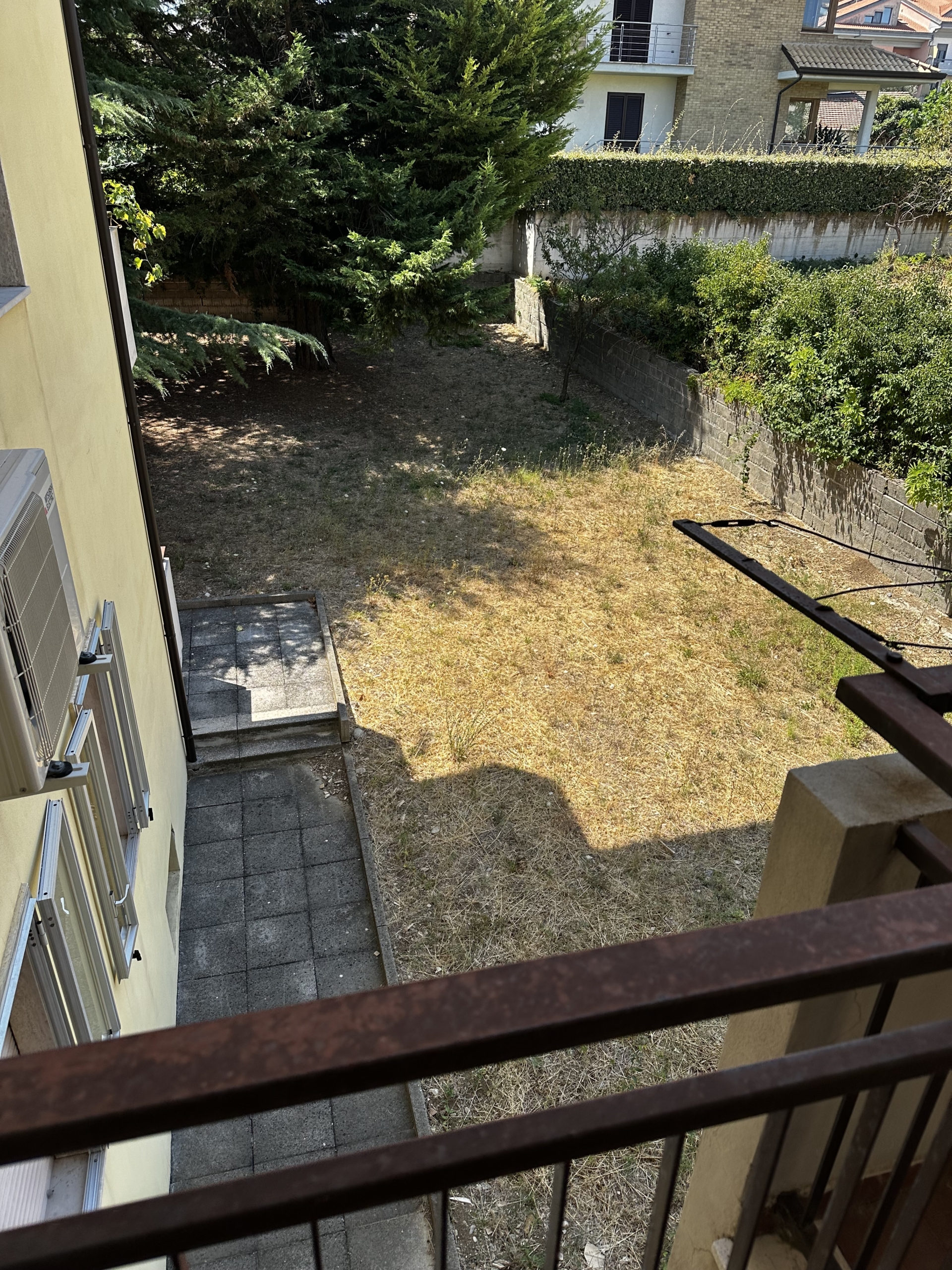APPARTAMENTO CON GARAGE E GIARDINO CONDOMINIALE