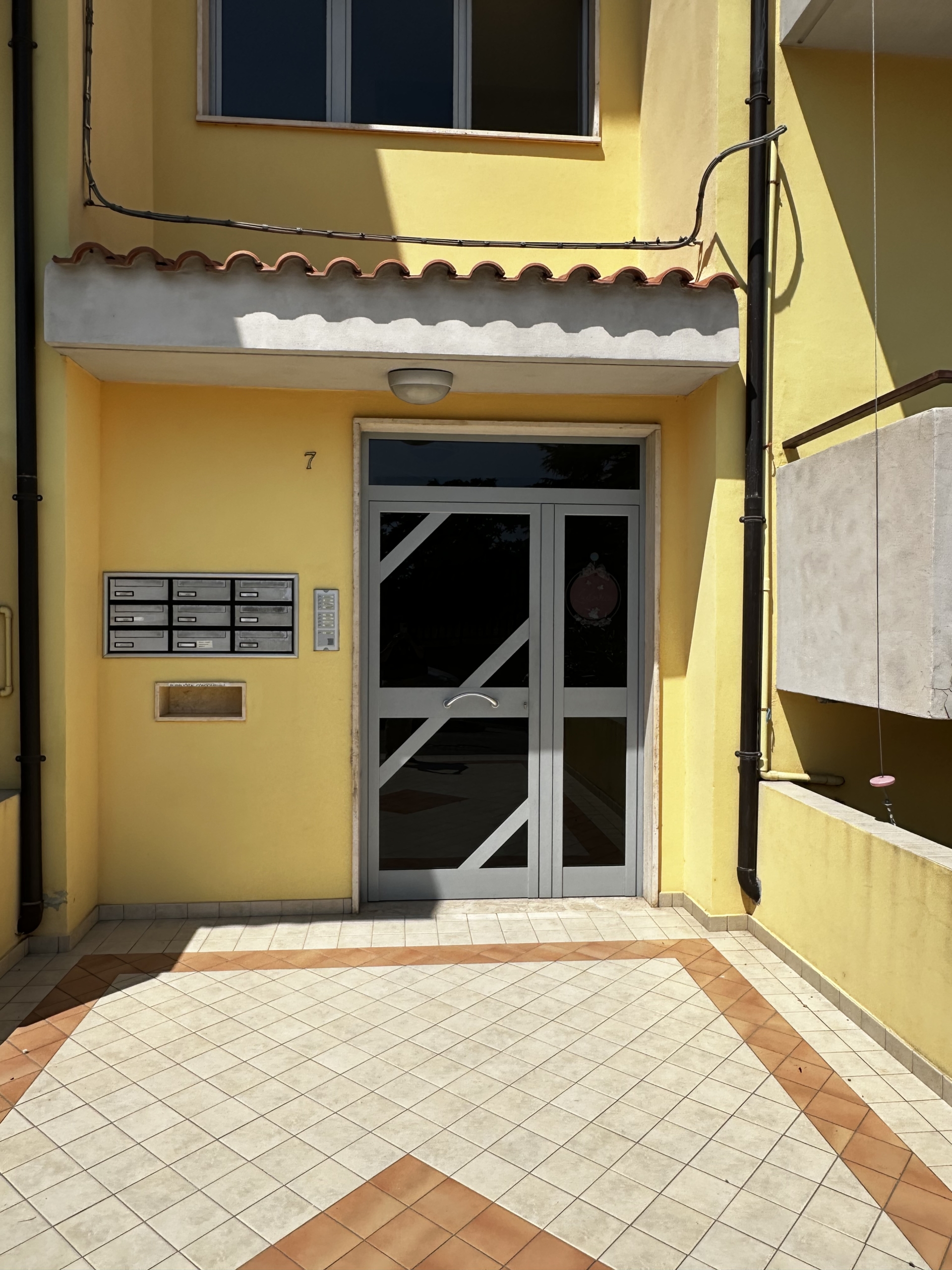 APPARTAMENTO CON GARAGE E GIARDINO CONDOMINIALE