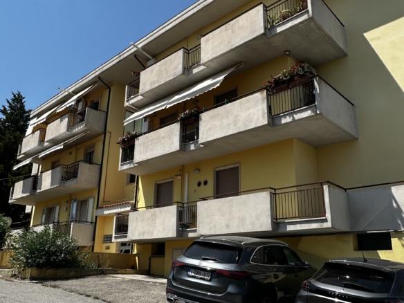 APPARTAMENTO CON GARAGE E GIARDINO CONDOMINIALE