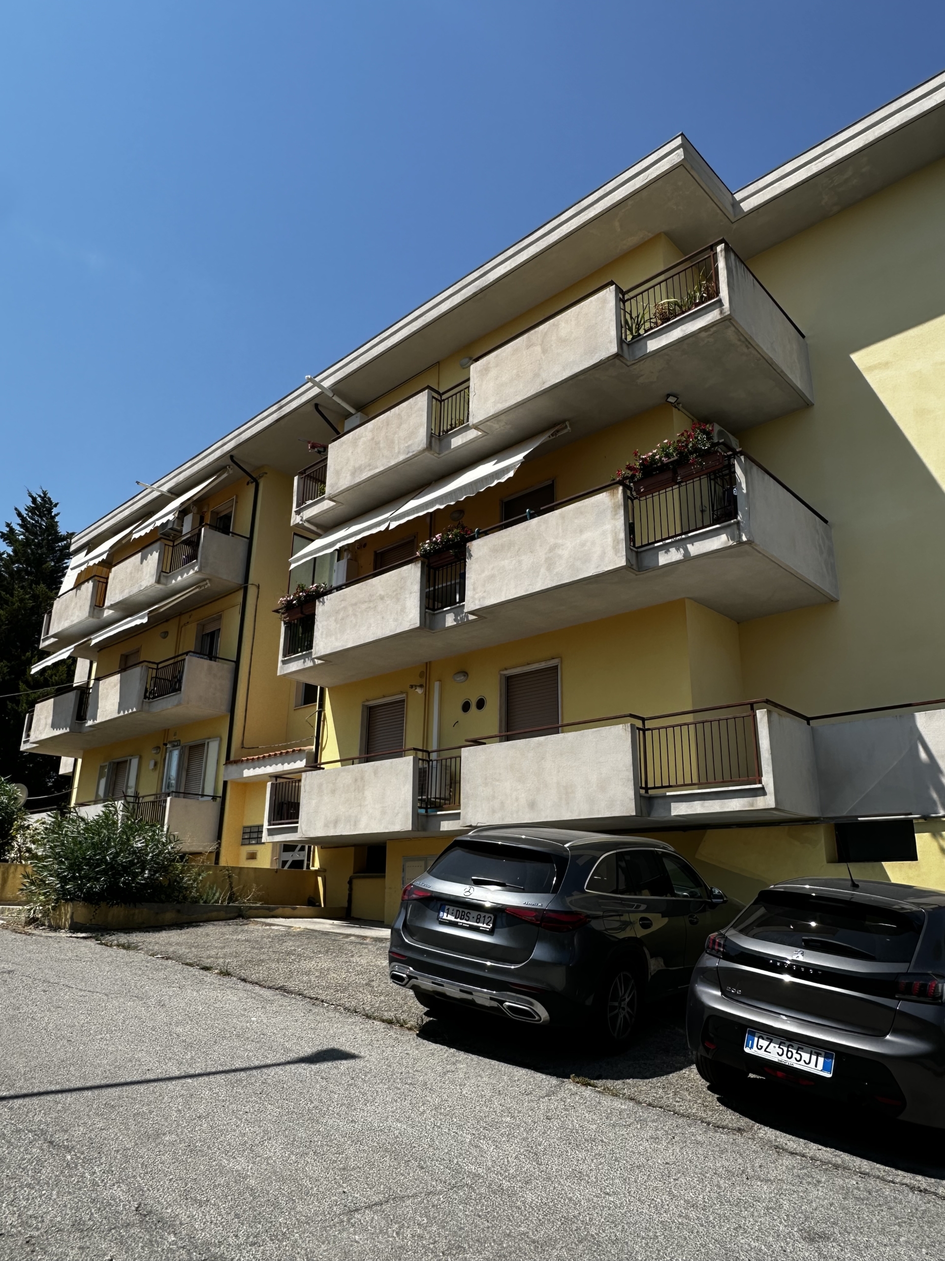 APPARTAMENTO CON GARAGE E GIARDINO CONDOMINIALE