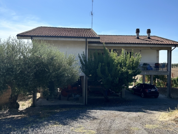 VILLA CON TERRENO