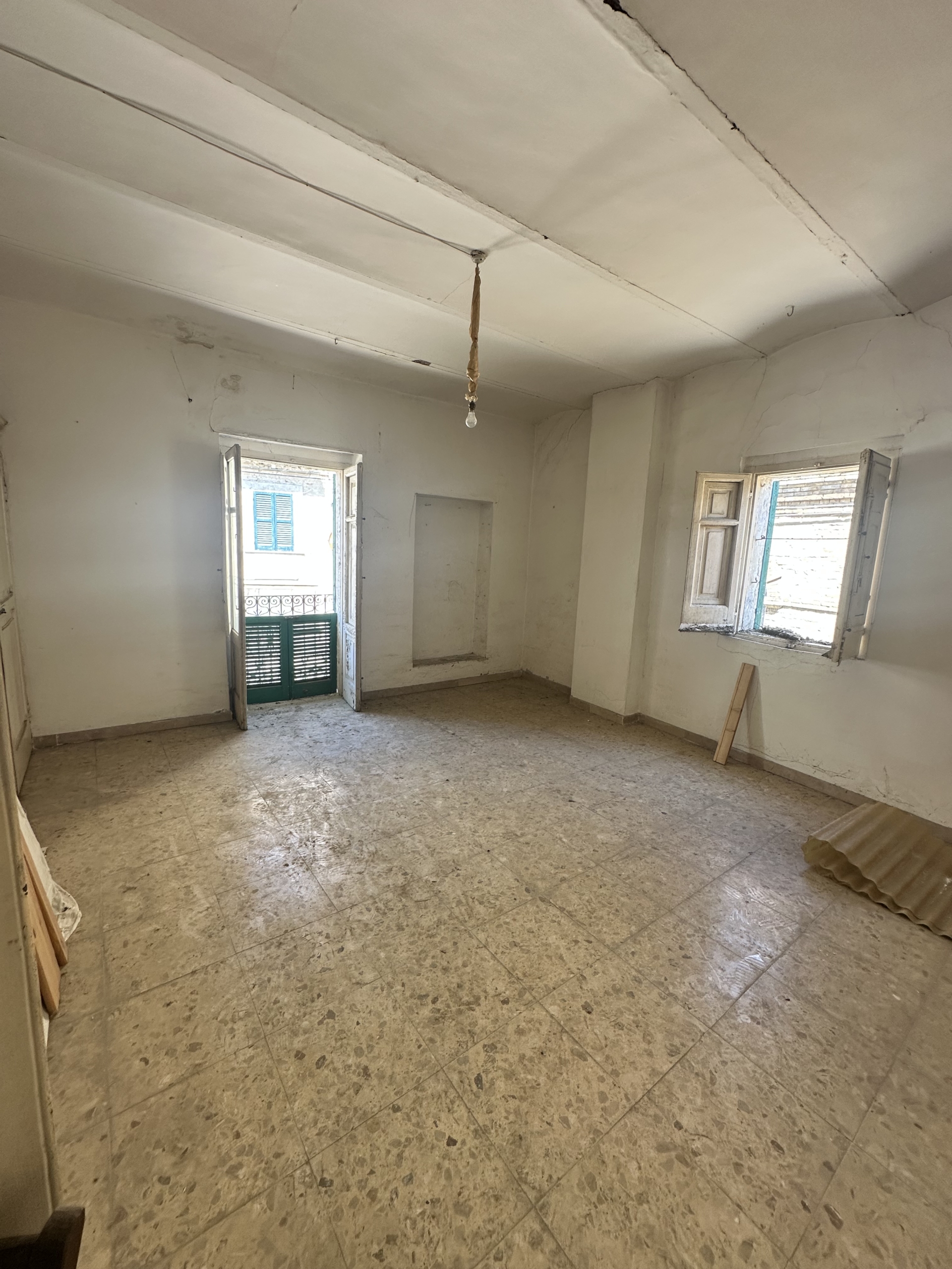 CASA INDIPENDENTE + LOCALI AL P.T.