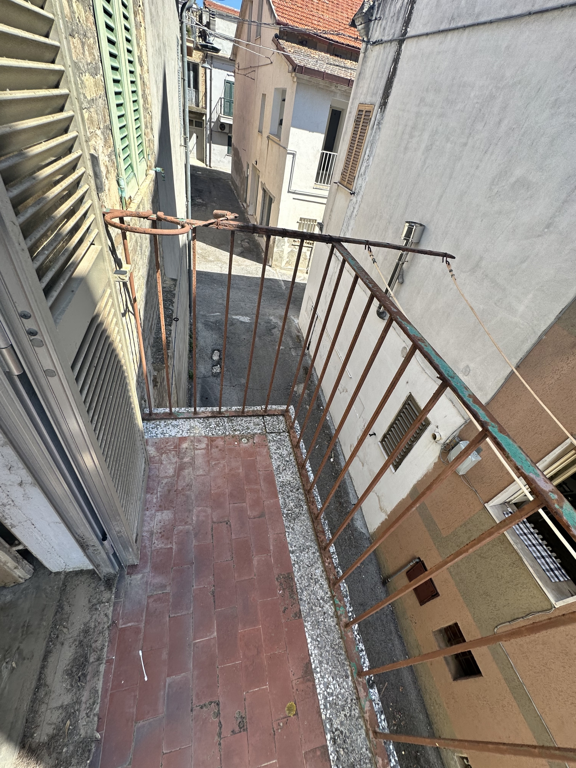 CASA INDIPENDENTE + LOCALI AL P.T.
