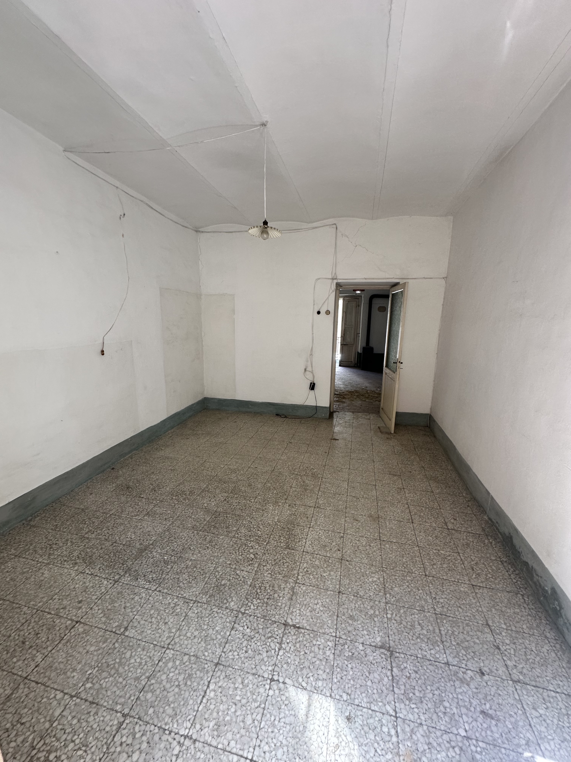 CASA INDIPENDENTE + LOCALI AL P.T.