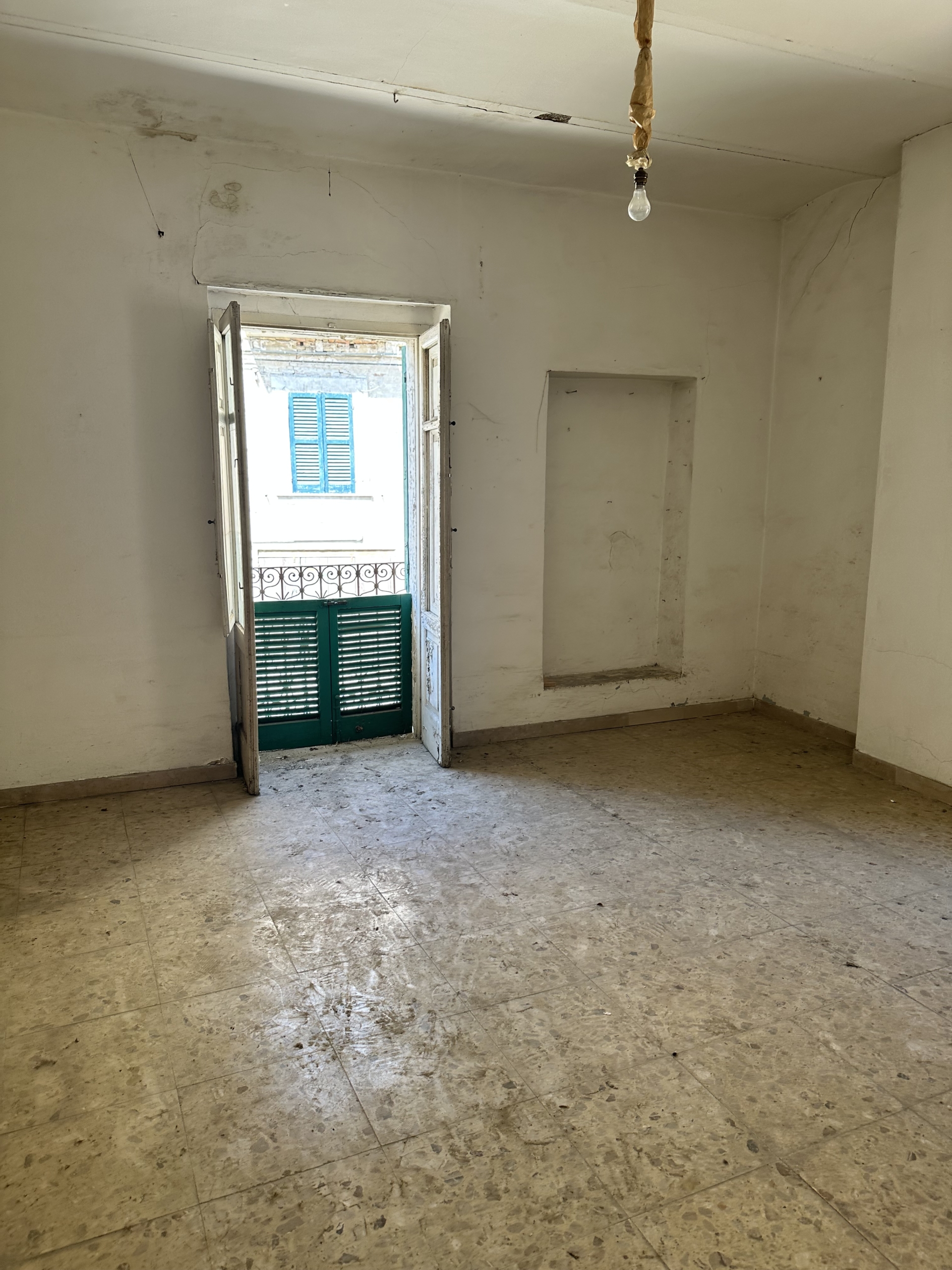 CASA INDIPENDENTE + LOCALI AL P.T.
