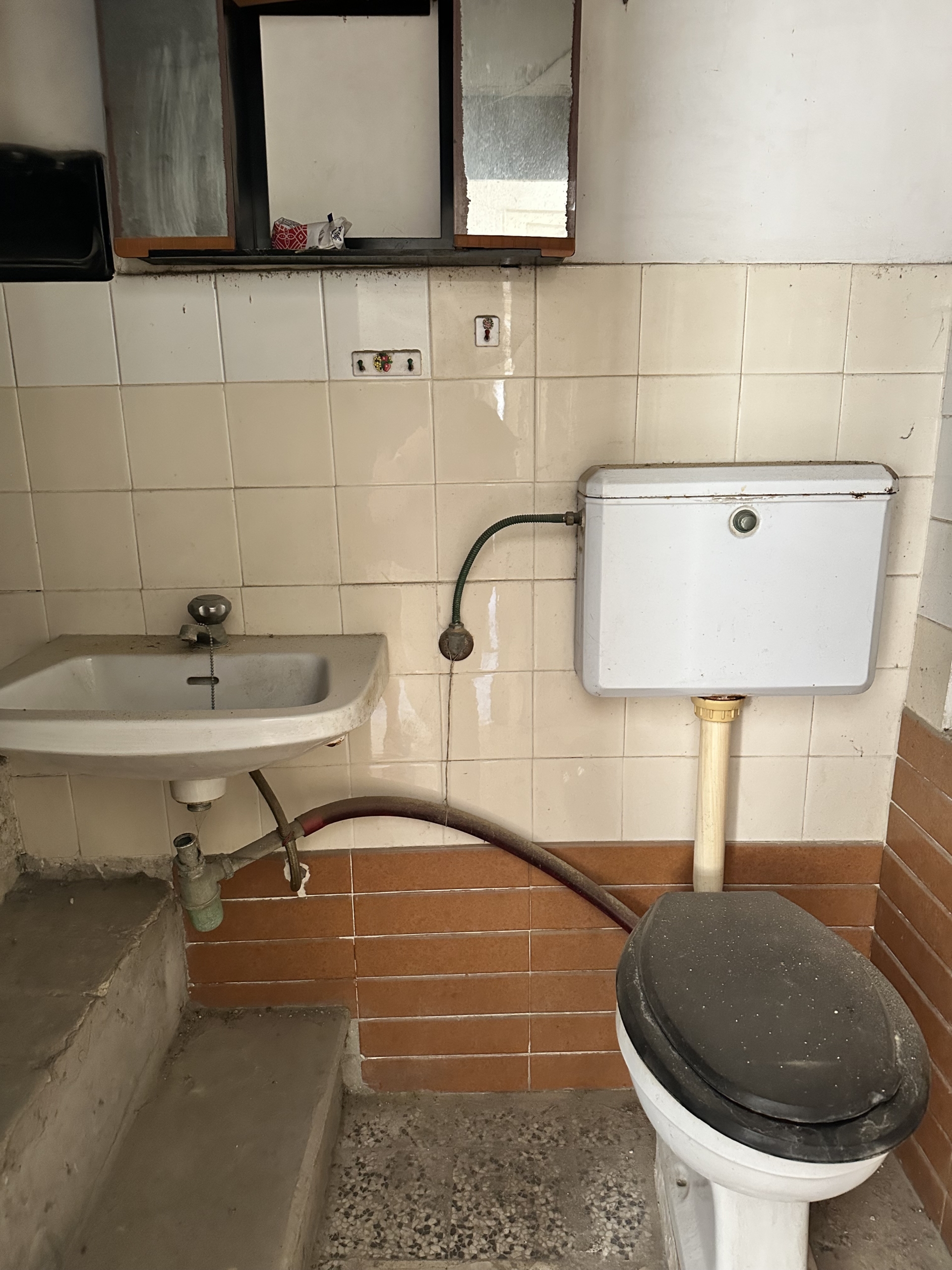 CASA INDIPENDENTE + LOCALI AL P.T.