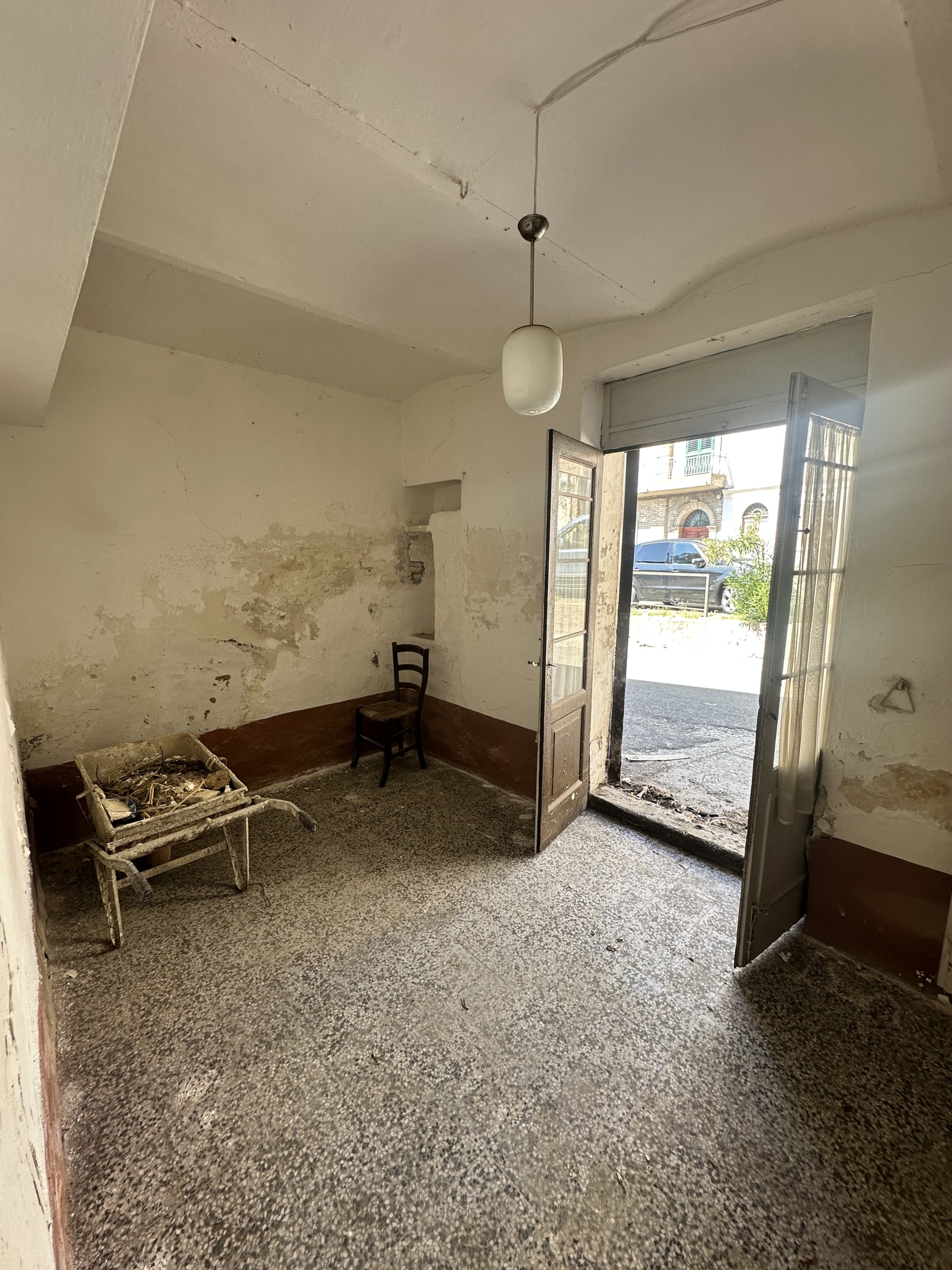 CASA INDIPENDENTE + LOCALI AL P.T.