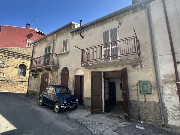 CASA INDIPENDENTE + LOCALI AL P.T.