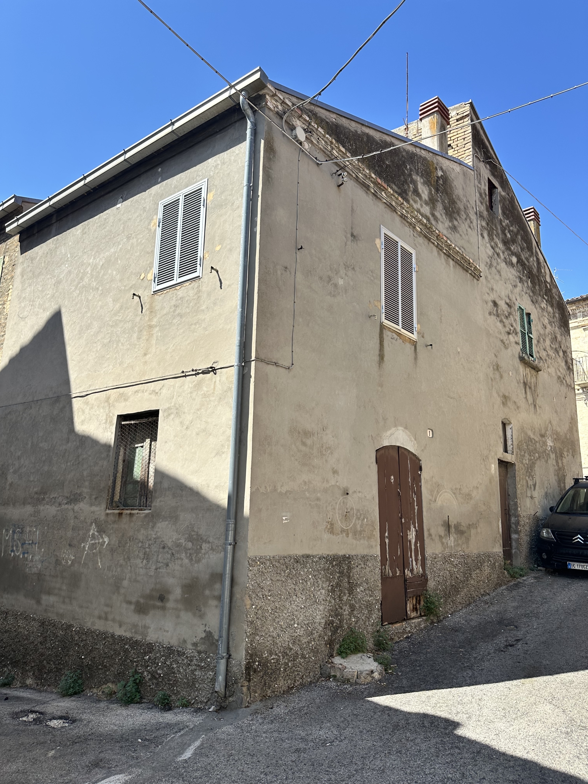 CASA INDIPENDENTE + LOCALI AL P.T.
